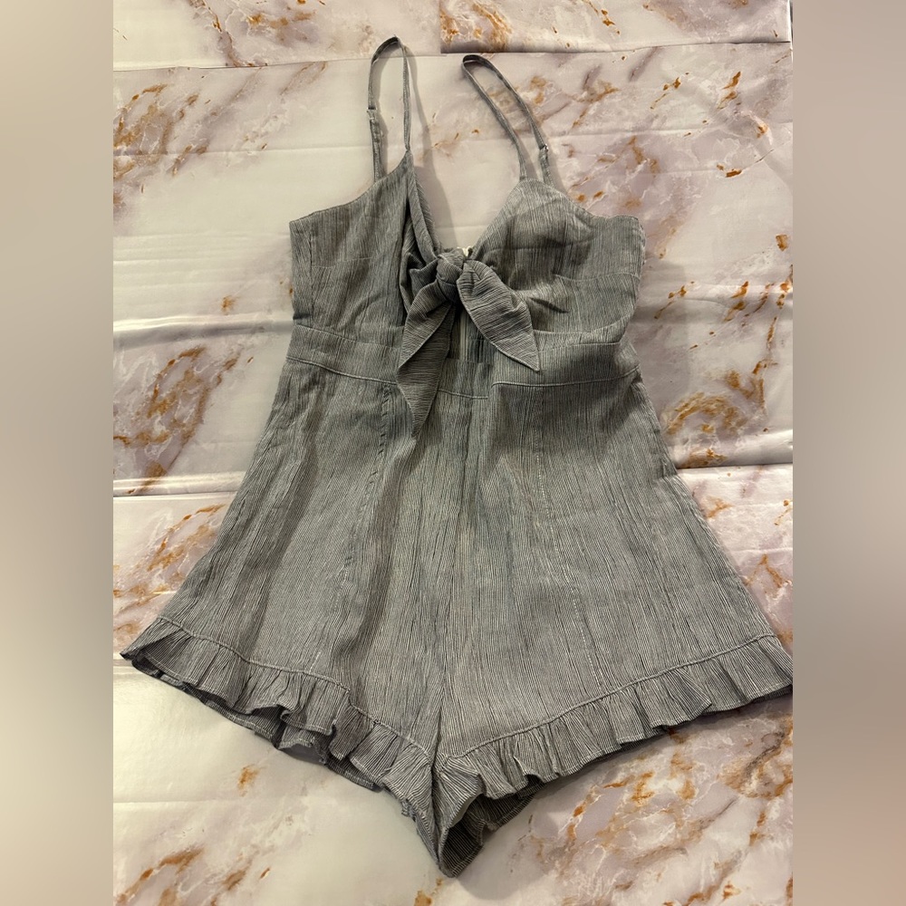 NEW - Keyhole Tie Short Romper Size Sml/Med